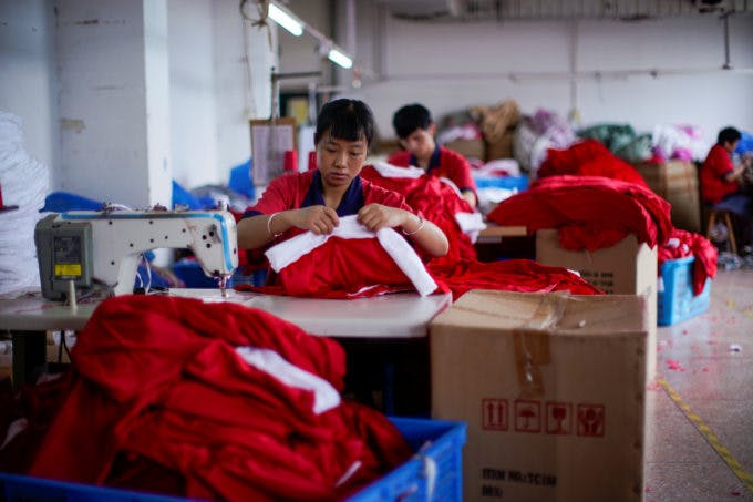  中国・浙江省の工場でクリスマス商品を製造する従業員