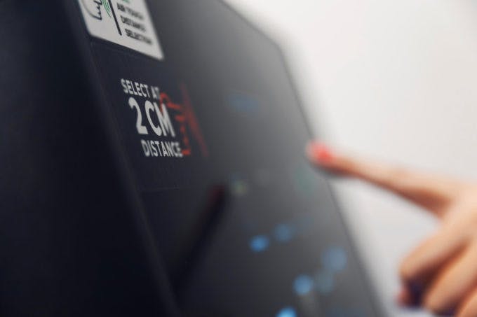 米ノースカロライナ州シャーロットで、触らなくていいコーヒーマシンを操作する人