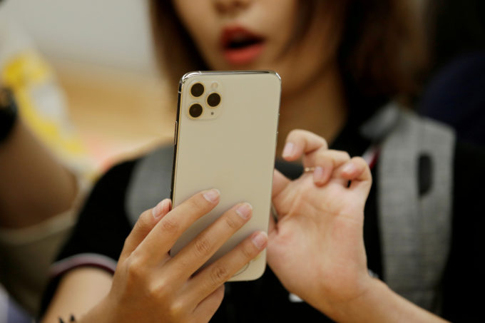 ｉＰｈｏｎｅを手に取る人
