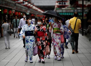 東京・浅草地区をマスク着用で歩く観光客