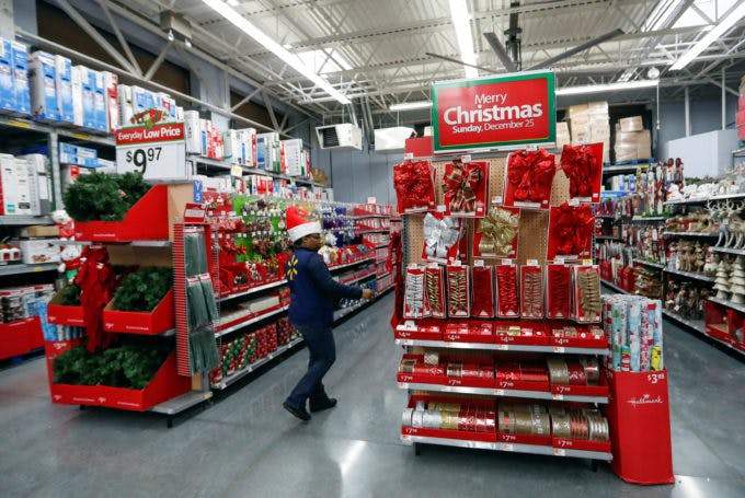 クリスマスの飾りつけを点検するウォルマートの従業員