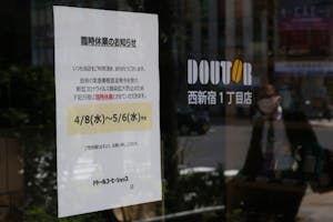 緊急事態宣言が発令されて、臨時休業となった「ドトールコーヒー」の店舗