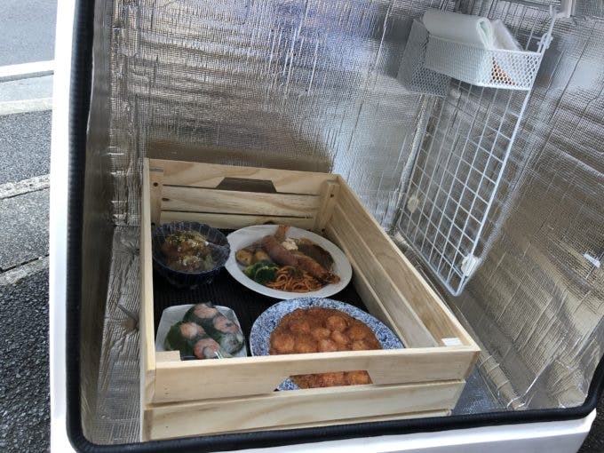 荷台に積み込まれた料理