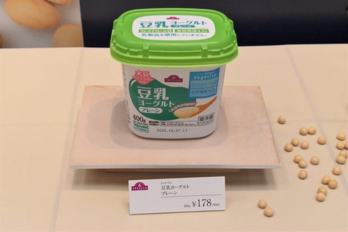 「大豆イソフラボン含有 豆乳ヨーグルト プレーン」（４００ｇ・178円）は、「牛乳」を「豆乳」に置き換えた