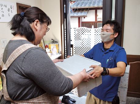 コープしがの配達員と組合員