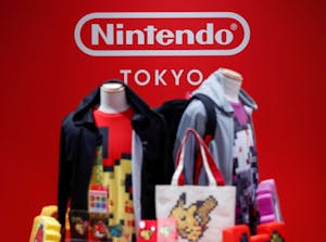 京・渋谷の任天堂オフィシャルストアに展示されたゲーム関連グッズ
