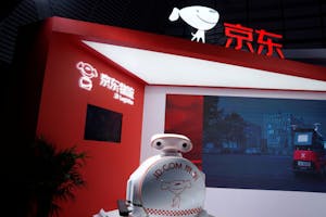 中国ＪＤドットコムのロゴが書かれたロボット