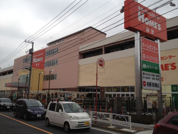 埼玉県地盤に人口の密集する都心部に多く店舗を展開する島忠を巡って、DCMホールディングスとニトリホールディングスによる異例の争奪戦が繰り広げられた
