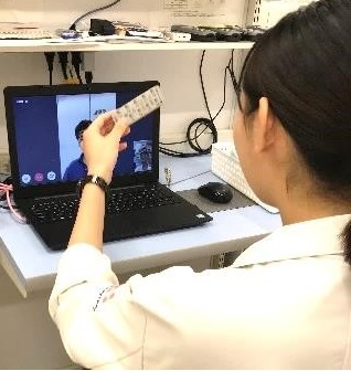 ココカラファインの薬剤師がオンラインで服薬指導をしている様子