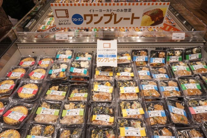 イトーヨーカ堂オリジナル商品シリーズの「フローズンデリ」。朝霞店では「豚生姜焼きプレート」や「白身魚のトマトソースプレート」「ほうれん草とベーコンのキッシュ」など６SKUを販売していた