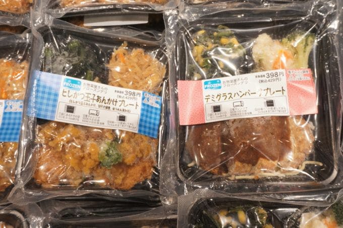 一般にワンプレートタイプの商品は、おかずが複数品目入るため、かさ張るものが多い。そうしたなか「フローズンデリ」は冷凍庫の隙間の空間で保存してもらえるようにコンパクトサイズでの商品設計にこだわっている