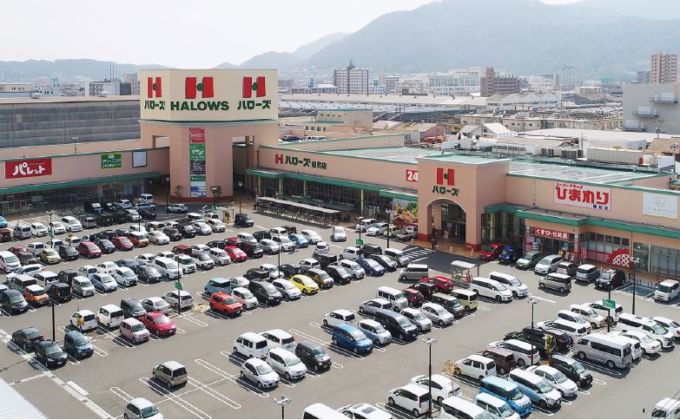 ハローズの標準モデルである近隣型ショッピングセンターの店舗