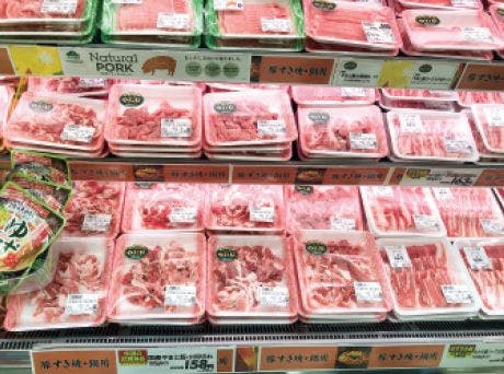 イオンマーケットではしゃぶしゃぶとは異なる厚さのスライスで、鍋用とは別に「豚すき」を提案するコーナーを展開