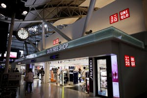 関西国際空港にあるユニクロショップで買い物をする人々