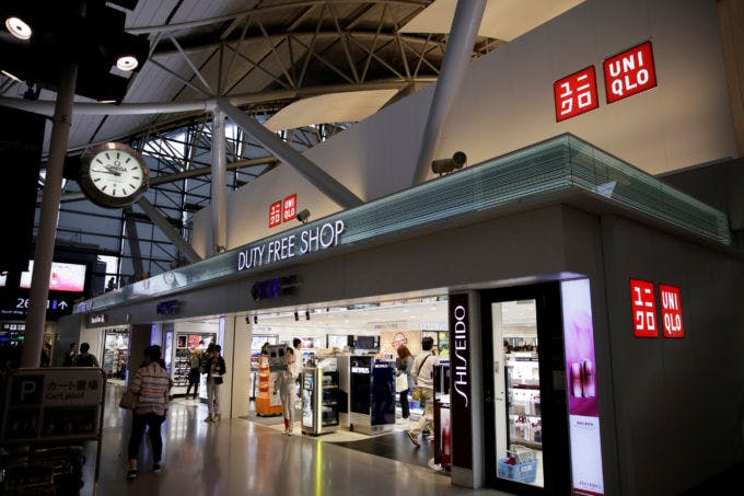 関西国際空港にあるユニクロショップで買い物をする人々