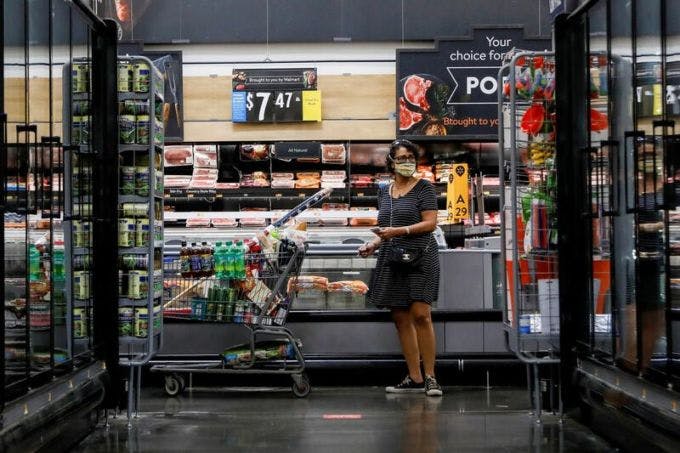 米ペンシルベニア州のスーパーで買い物をする人
