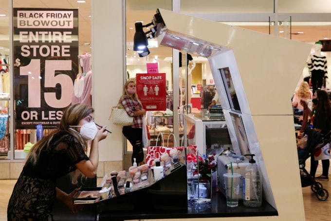 米サウスカロライナ州のショッピングセンターでメイクをする人