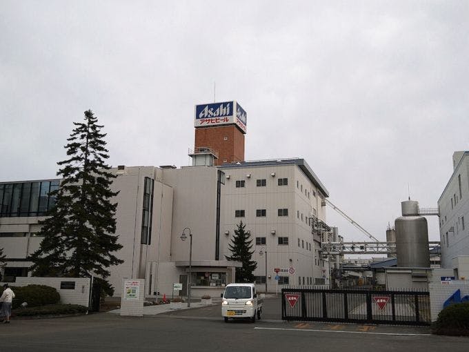 ビール大手４社の道内の製造・物流拠点は札幌圏に集中しており、共同配送のメリットは大きい（写真は札幌市内のアサヒビール北海道工場）