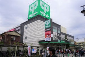 12月9日にオープンした「サミットストア五反野店」（東京都足立区）。1977年開業で地域の“象徴”のような存在として愛されてきた繁盛店だ