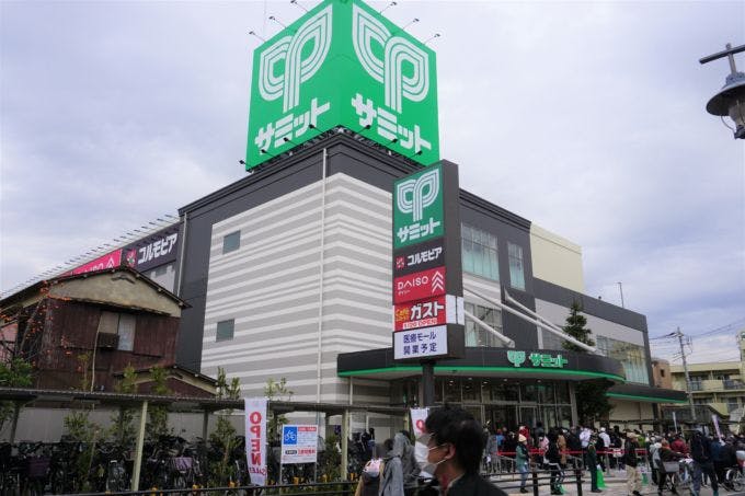 12月9日にオープンした「サミットストア五反野店」（東京都足立区）。1977年開業で地域の“象徴”のような存在として愛されてきた繁盛店だ