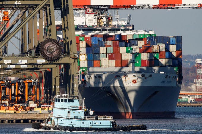 ニュージャージー州ニューアークの港に停泊しているコンテナを積んだ貨物船