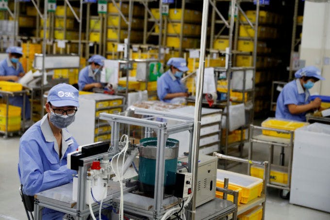 北京の製造工場で働く人々