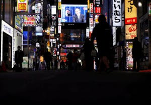 都内の繁華街の大画面に映し出された緊急事態宣言の内容を説明する菅首相の会見の様子