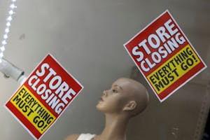 ニューヨーク市のショップに張られた閉店を告げるチラシ
