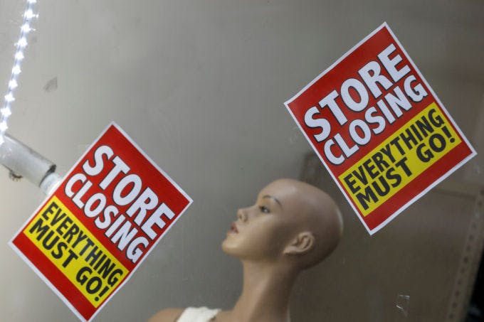 ニューヨーク市のショップに張られた閉店を告げるチラシ