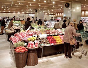 イズミヤ寝屋川店の食品売場