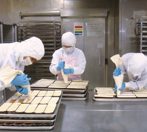 成城石井のセントラルキッチンで作業をする従業員