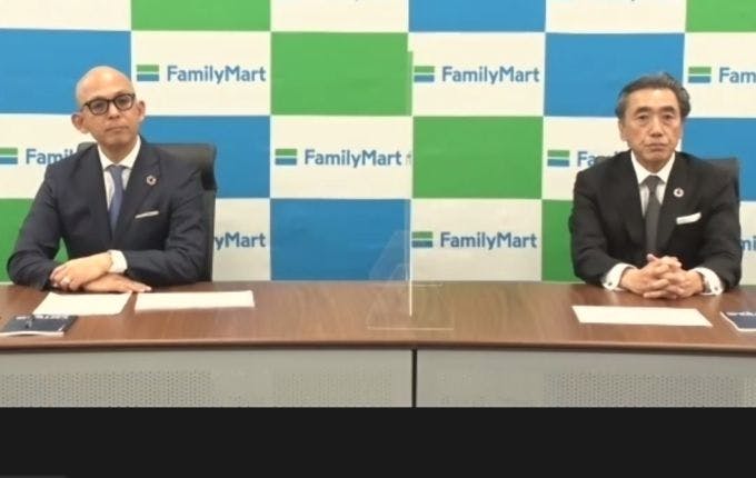 左が細見研介新社長、右が副会長に就く澤田貴司氏