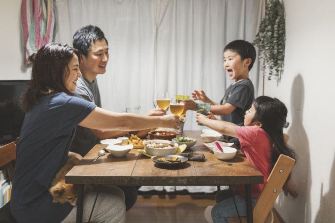 家族で夕飯　イメージ