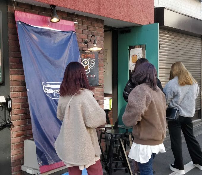 「Coffee&toast Tokyo」の外観。訪れたのは平日にもかかわらず、店内は若い世代の来店客で満席状態であり、店の外で待つ人もいる人気ぶりだ