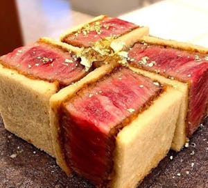 神戸牛のドライエイジングビーフに金箔を振りかけたサンドイッチ。価格は３万円超