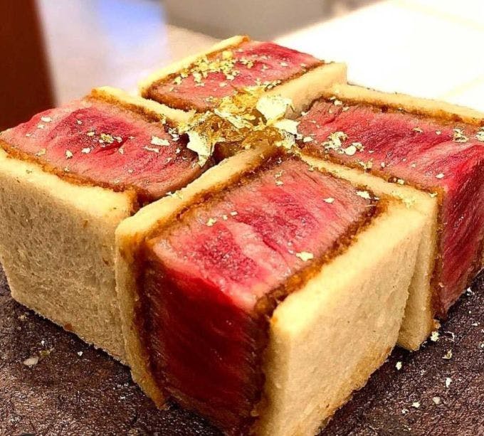 神戸牛のドライエイジングビーフに金箔を振りかけたサンドイッチ。価格は３万円超