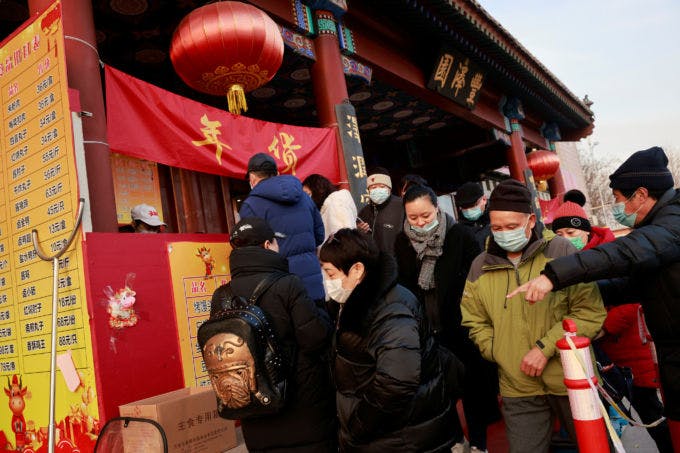 北京で春節用 の食材を買い求める人々