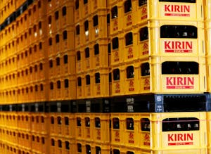 キリン横浜工場に積まれたビール瓶ケース