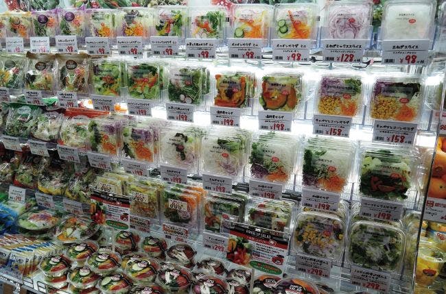 ピアゴプラス妙興寺店ではさまざまなタイプのサラダを展開