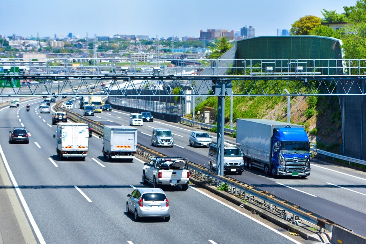 車が走っている高速道路