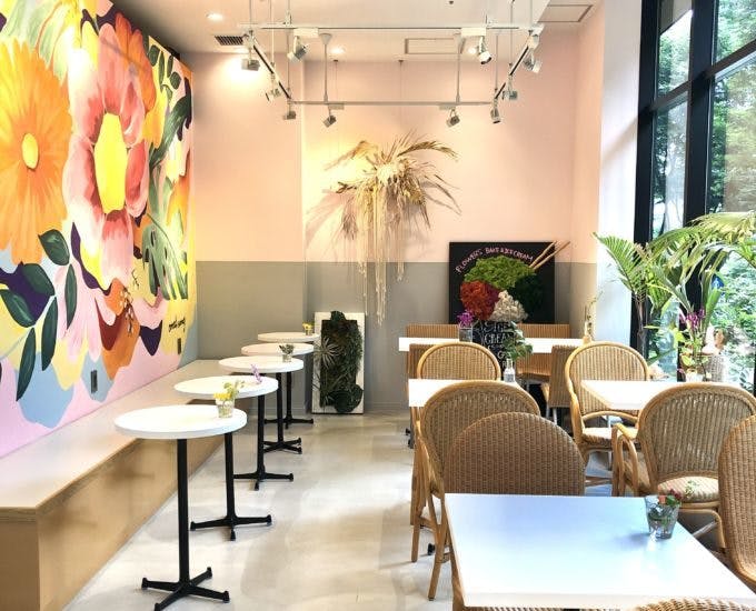日比谷花壇が開発した、花専門店とカフェを融合させた新業態「FLOWERS BAKE & ICE CREAM」