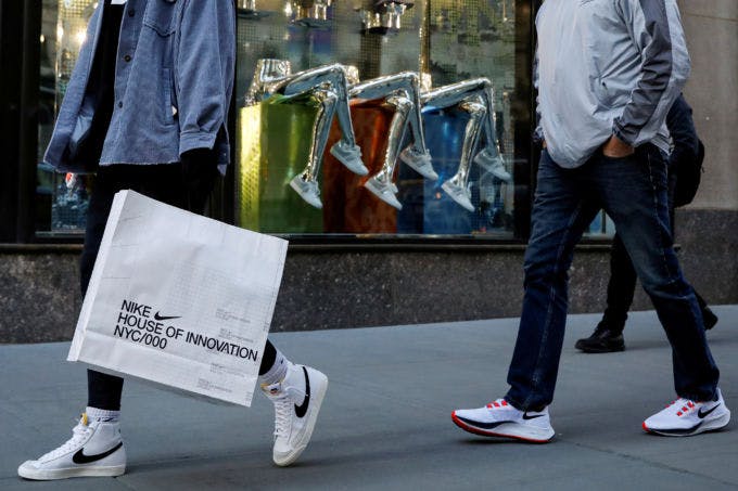 米ニューヨークで買い物袋を持って歩く人