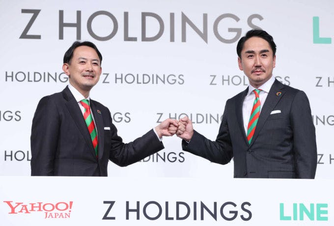 記者会見で撮影に応じるＺホールディングス共同最高経営責任者の川辺健太郎氏（左）と出沢剛氏