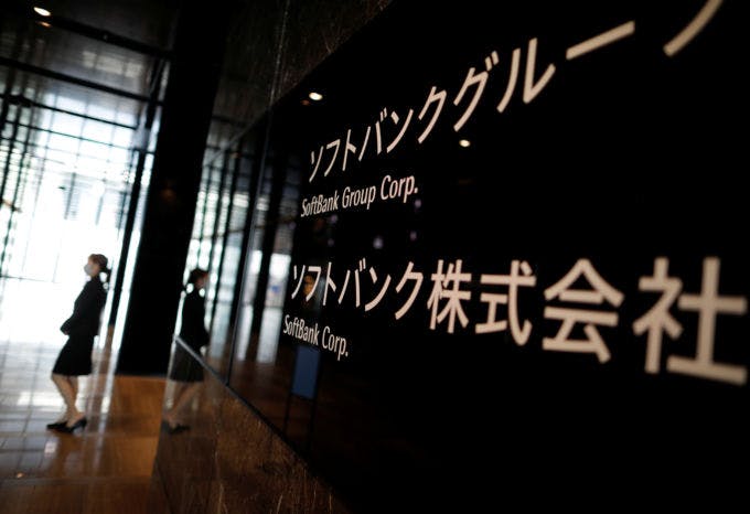 ソフトバンクの企業名が書かれた掲示板