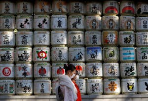 日本酒のコモ樽が並んでいる東京・明治神宮の一角