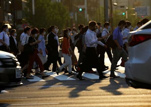 都内の横断歩道を渡る人々