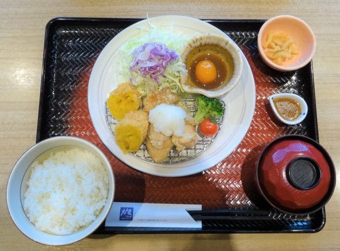 大戸屋ランチ」（税込740円）をはじめ、定食メニューは6月から価格を50円前後引き下げる