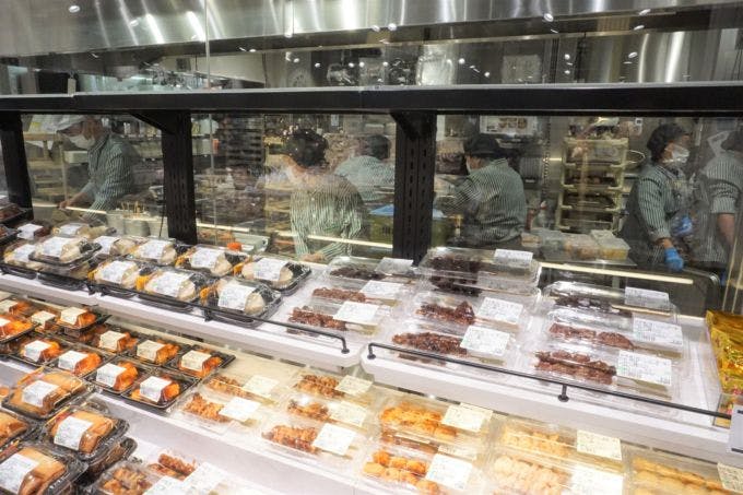 総菜売場と大きく変わらない広さの調理スペースを設けた。大きなガラス窓を採用し、調理シーンが売場から見えるようにしている