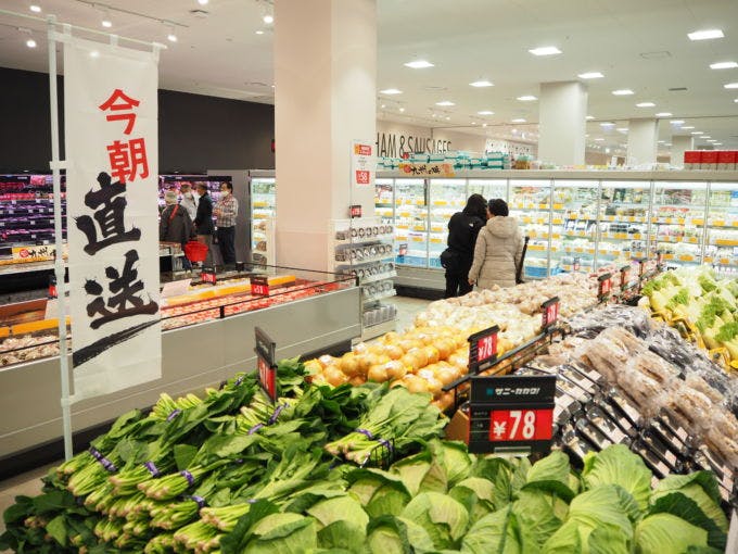 市場直送野菜のコーナー。福岡県内の店舗では初めての取り組みだ