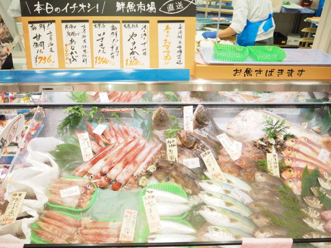 鮮魚売場では隣接する魚市場から当日仕入れた新鮮な地魚が並ぶ